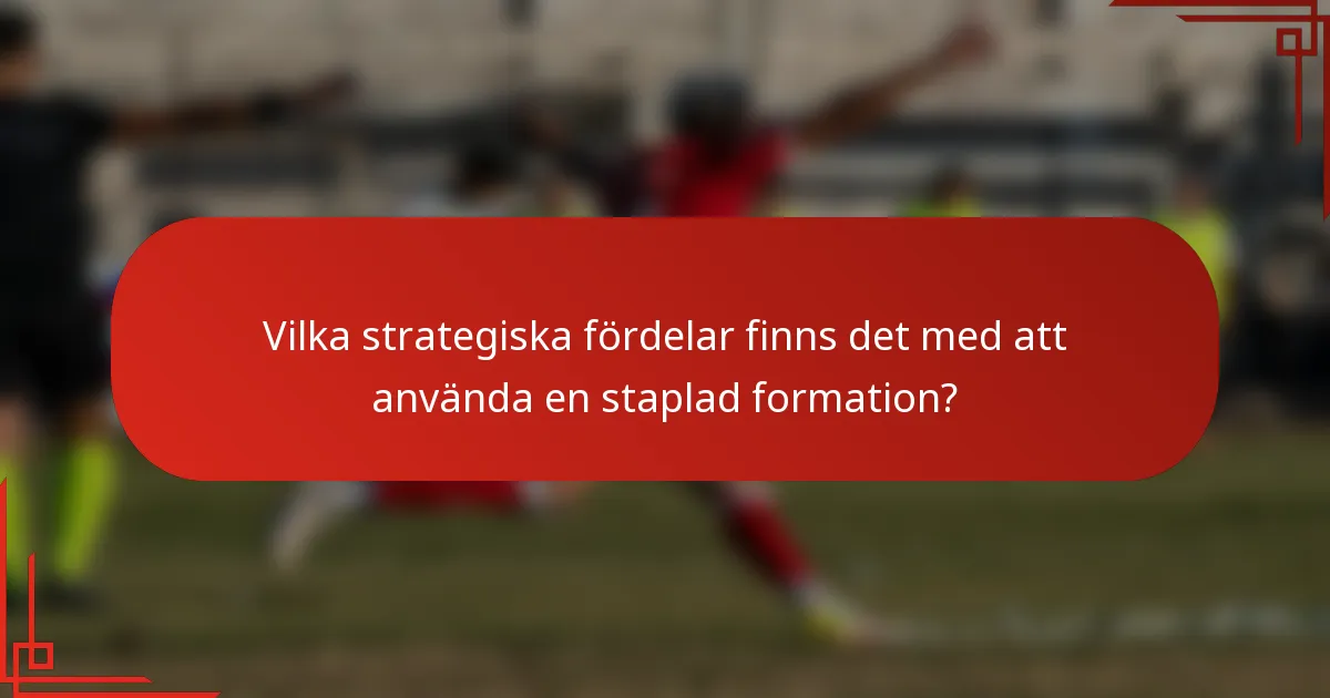 Vilka strategiska fördelar finns det med att använda en staplad formation?